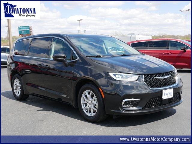 2023 Chrysler Pacifica Touring L's photo