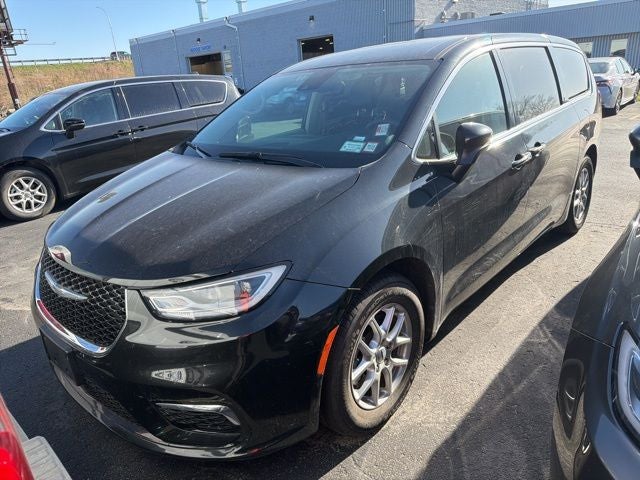2023 Chrysler Pacifica Touring L's photo