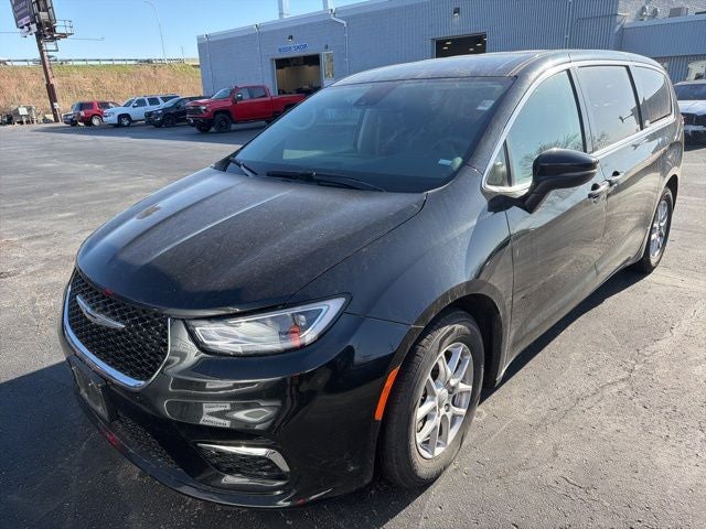 2023 Chrysler Pacifica Touring L's photo