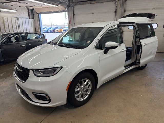2023 Chrysler Pacifica Touring L's photo