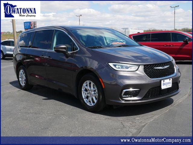 2023 Chrysler Pacifica Touring L's photo
