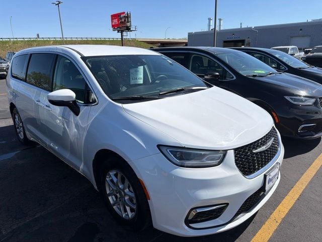 2023 Chrysler Pacifica Touring L's photo
