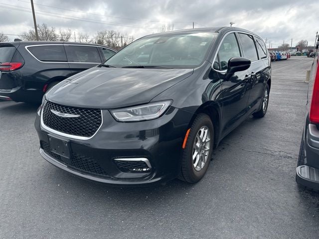2023 Chrysler Pacifica Touring L's photo