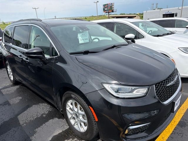 2022 Chrysler Pacifica Touring L's photo