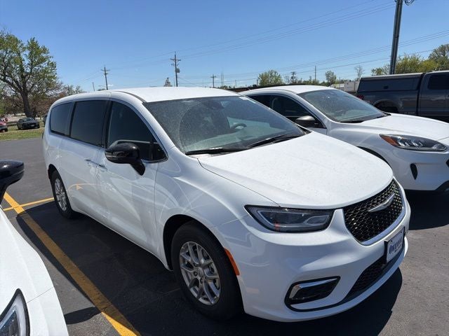 2026 Chrysler Pacifica Select's photo