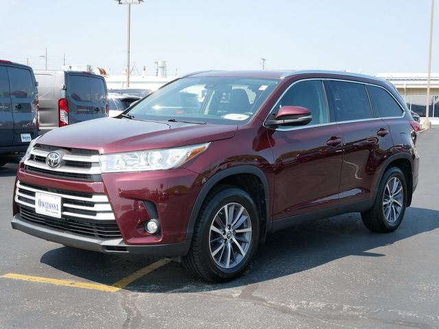 Used 2019 Toyota Highlander XLE with VIN 5TDJZRFH9KS946173 for sale in Owatonna, Minnesota